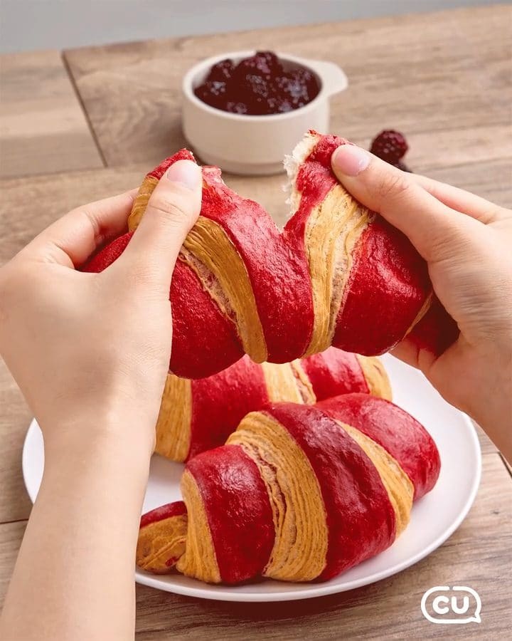 CU 봉주르빵집 복분자 크로와상 출시🥐 프랑스 감성에 K-잼 한 스푼 이미지 2