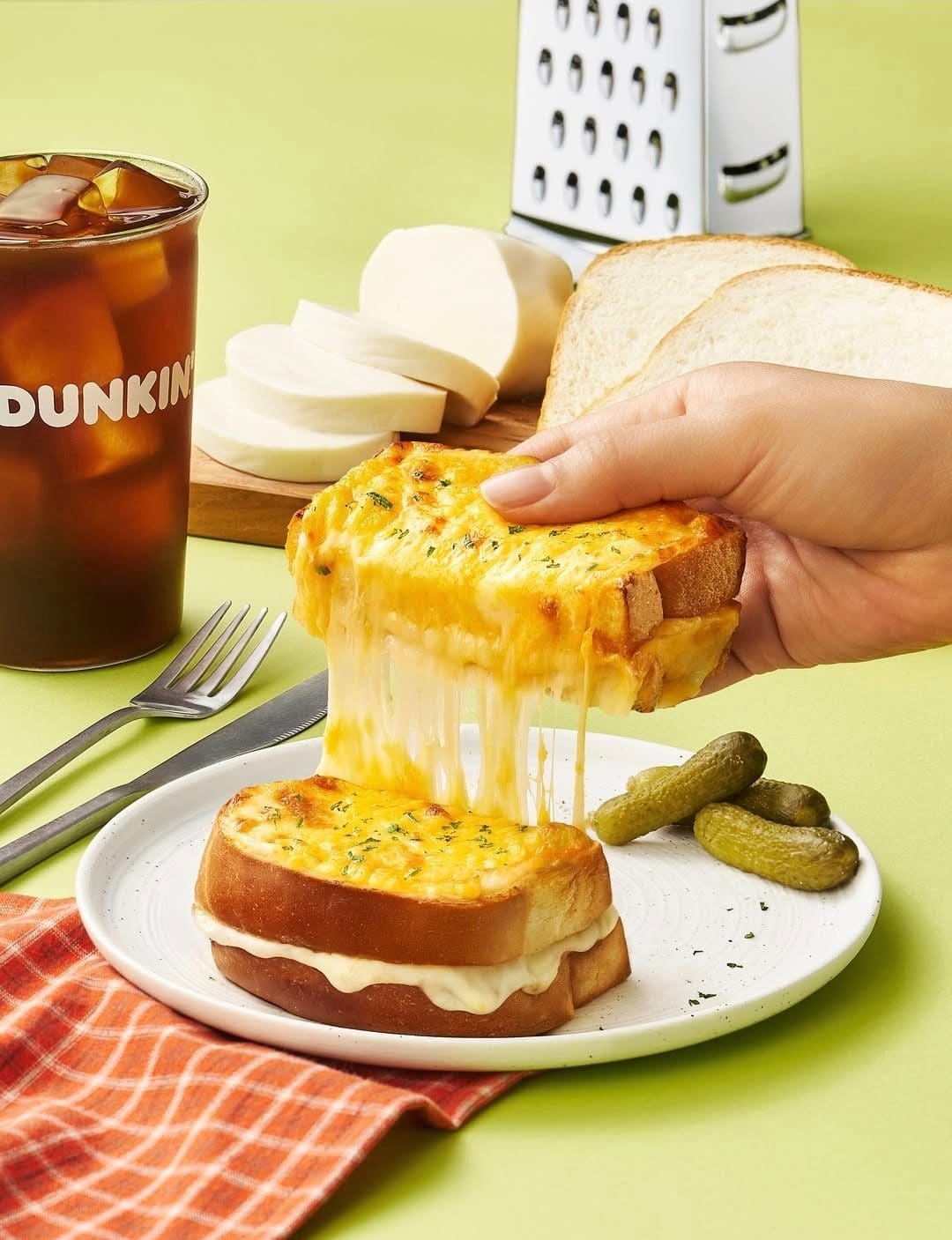 던킨도너츠 치즈플 크로크무슈 출시🧀🥪