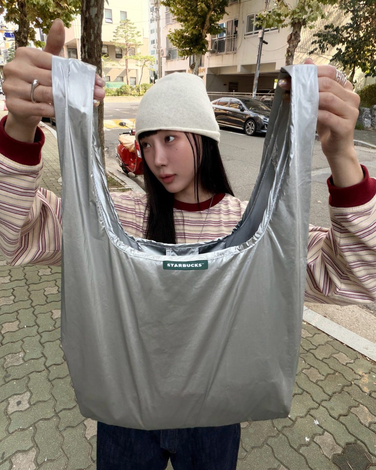 ### 스타벅스 글레이즈드 백 키링 출시! 블루·실버 2종 한정 이벤트 이미지 4